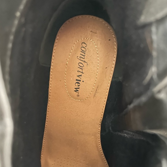 Bow Tie booties. Worn once. Very comfortable 9 1/2 W - Picture 4 of 6